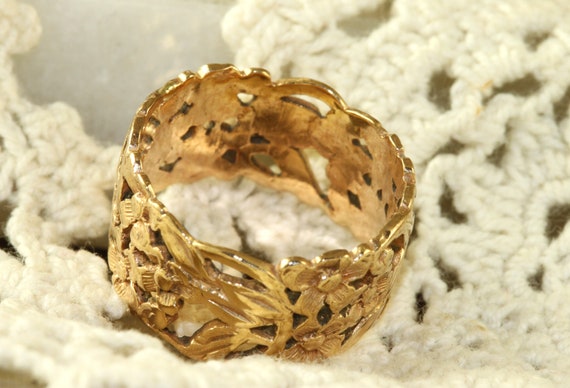 14K Detailed Open Work Daisy Band - Gem