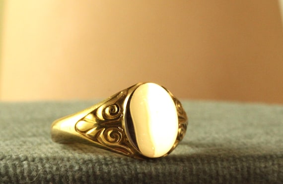 1915 18K Solid Signet Ring - image 2