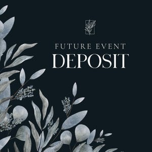 Op de afbeelding: Donkerblauwe achtergrond met de witte tekst "FUTURE EVENT DEPOSIT". De afbeelding toont aquarel-achtige zilvergrijze bladeren en botanische elementen in de hoeken, met een kleine botanische illustratie in de rechterbovenhoek.