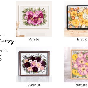 Op de afbeelding: Vier rechthoekige houten lijsten met geperste bloemen in witte, zwarte, walnoot en natuurlijke afwerkingen. De tekst Wood Frames Available in 11x14 16x20 is zichtbaar. De bloemstukken bevatten roze, gele en donkerpaarse bloemblaadjes met groen blad.
