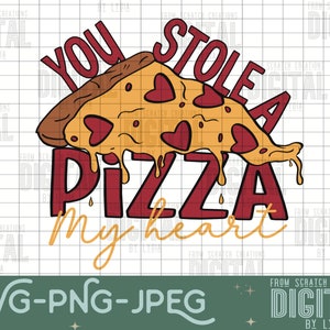 Op de afbeelding: Een rood en geel pizzastuk met druipende kaas en harten erop. De tekst "You stole a pizza my heart" is geschreven in rood en geel.