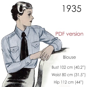 Könnte beinhalten: Eine Vintage-Illustration einer Frau, die eine gestreifte blau-weiße Bluse mit einer schwarzen Krawatte trägt. Die Illustration stammt aus dem Jahr 1935 und enthält den Text "PDF version" und "Blouse". Der Text enthält auch die Maße für Brust, Taille und Hüfte in Zoll und Zentimetern.