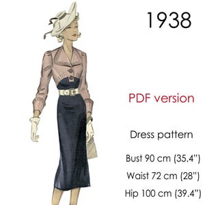 Può includere: Un cartamodello per abito del 1938 in versione PDF che mostra un vestito bicolore con corpetto rosa chiaro, gonna blu scuro e cintura bianca. L'illustrazione indica un busto di 90 cm, vita di 72 cm e fianchi di 100 cm, con cappello e guanti.
