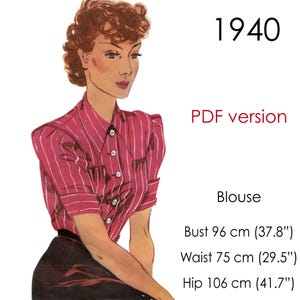 Puede incluir: Una ilustración de estilo vintage de una blusa rosa con rayas verticales blancas, cuello puntiagudo y cinco botones blancos. El texto dice 1940, PDF version, Blouse, Bust 96 cm, Waist 75 cm y Hip 106 cm. La blusa tiene mangas cortas.