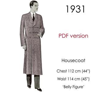 Op de afbeelding: Illustratie van een huisjas uit 1931. De dubbelbreasted jas heeft een wervelend patroon en wordt gedragen met een donkere broek en schoenen. Borst 112 cm, taille 114 cm. De tekst "PDF version" is zichtbaar.
