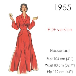 Op de afbeelding: Een rode kamerjas met een shawlkraag en een dubbele rij knopen. De kamerjas is afgebeeld op een vrouw in een vintage illustratie. De tekst "1955 PDF version Housecoat Bust 104 cm (41") Waist 83 cm (32.7") Hip 112 cm (44")" is onder de illustratie gedrukt.