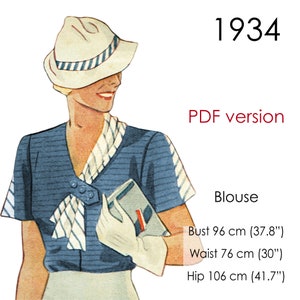 Könnte beinhalten: Eine Vintage-Illustration einer Frau, die ein blau-weiß gestreiftes Oberteil mit einem weißen Hut und einem weißen Schal trägt. Die Illustration stammt aus dem Jahr 1934 und enthält den Text "PDF version" und "Blouse". Der Text enthält auch die Maße für Brust, Taille und Hüfte in Zoll und Zentimetern.