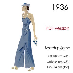 Könnte beinhalten: Vintage Illustration eines blauen Strandpyjamas aus dem Jahr 1936. Das Outfit umfasst ein Neckholder-Top und eine Hose mit weitem Bein, mit weißen Akzenten und Knöpfen. Das Bild zeigt auch einen passenden Hut und ein kleines Handtuch. Maße sind enthalten.