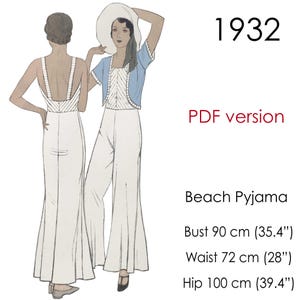 Op de afbeelding: Illustratie van een vintage strandpyjama-ontwerp uit 1932. De afbeelding toont een vrouw in een witte jumpsuit met een blauw jasje en een vrouw in een witte jurk. Tekst bevat "Beach Pyjama", borstomvang 90 cm, taille 72 cm en heup 100 cm.