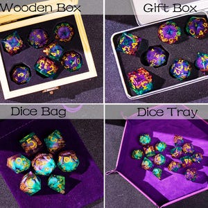 Puede incluir: Un conjunto de dados iridiscentes con motas doradas y n&uacute;meros, que se muestran en una caja de madera, una caja de regalo, una bolsa de dados y una bandeja de dados. Los dados son morados, verdes y azules con motas doradas.