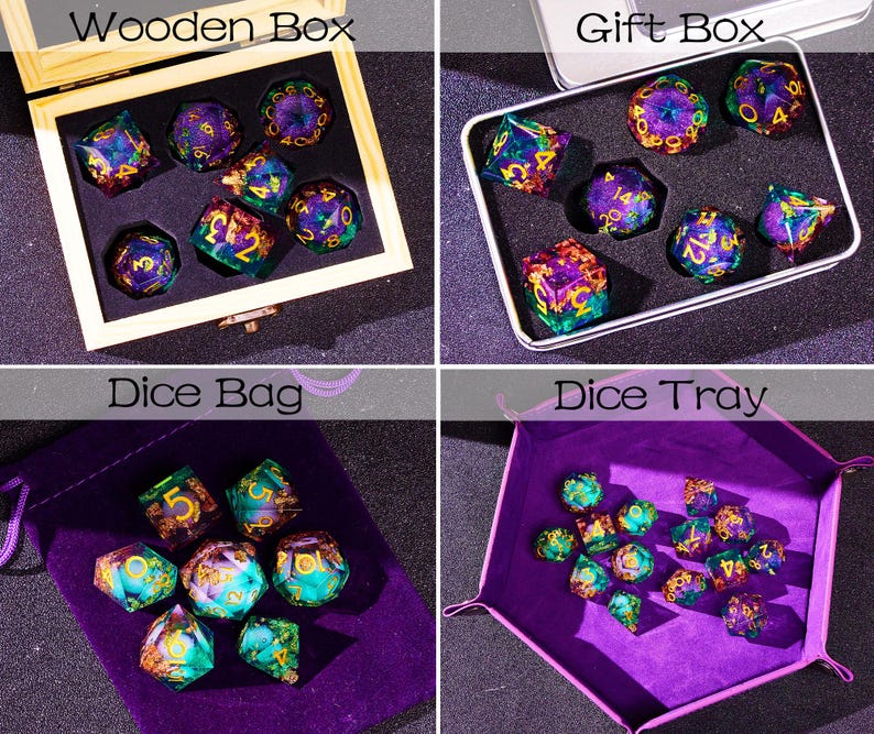 Puede incluir: Un conjunto de dados iridiscentes con motas doradas y n&uacute;meros, que se muestran en una caja de madera, una caja de regalo, una bolsa de dados y una bandeja de dados. Los dados son morados, verdes y azules con motas doradas.