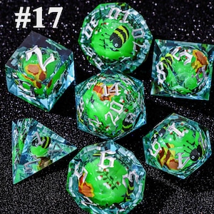 Juego de dados de núcleo líquido de cielo estrellado oscuro gótico para juegos de magia, magnífico juego de dados de mazmorras y dragones para regalos de D&D, dados negros, tirando bien Dice style #17