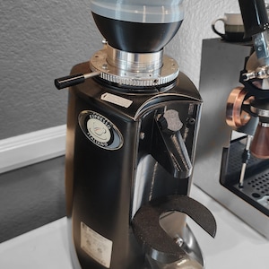 Mazzer Super Jolly エスプレッソ コーヒーグラインダー用シングル ドーズ変換キット。ホッパー、ベローズ、シュート、角度付き脚。米国製。低残留*