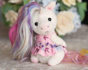 Jouet de licorne magique fait à la main en peluche cadeau d’animal en peluche pour fille cadeau de fête des mères licorne mignonne décoration originale de la maison figurine de licorne