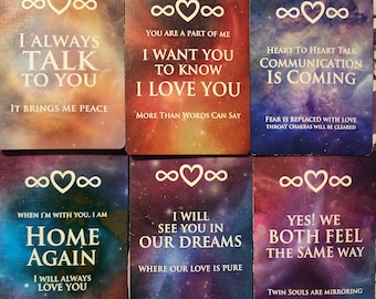 Puede incluir: Seis tarjetas coloridas con un símbolo de infinito blanco y un diseño de corazón. Cada tarjeta tiene un mensaje diferente sobre el amor y la conexión. Los mensajes incluyen "Siempre te hablo", "Quiero que sepas que te amo", "La comunicación de corazón a corazón está llegando", "Cuando estoy contigo, estoy en casa", "Te veré en nuestros sueños", y "¡Sí! Ambos sentimos lo mismo".