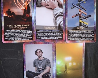 Puede incluir: Un conjunto de diez cartas con fondos coloridos y texto. Cada carta presenta una imagen diferente y un título. Los títulos incluyen "Signos de la llama gemela", "Promesa", "Signos", "Expectativa" y "Tiempo aparte".