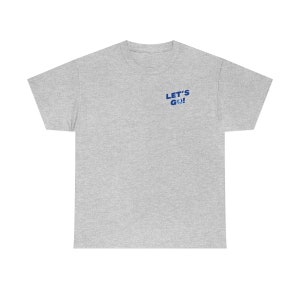 Peut inclure: Un t-shirt gris chiné avec le texte "LET'S GO!" imprimé en bleu sur le devant.