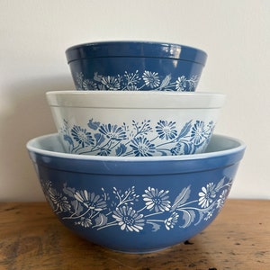 Pyrex Colonial Mist Mixing Bowl Set