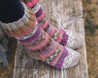 Chaussettes roses et vert olive tricotées à la main en jacquard fabriqués à la main au Népal