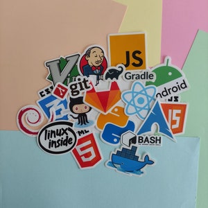 Può includere: Una collezione di adesivi colorati che rappresentano diversi linguaggi di programmazione e tecnologie, tra cui JavaScript, Git, Linux, Android e Bash. Gli adesivi sono disposti su uno sfondo pastello.