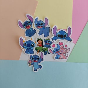 Pode incluir: Um conjunto de oito adesivos de personagens de desenhos animados azuis e rosa com Stitch do filme da Disney Lilo & Stitch. Os adesivos mostram Stitch em várias poses, incluindo segurando um cone de sorvete, abraçando Angel e usando um colar de flores.