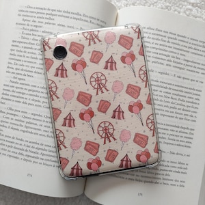 Carnival Kindle-Beilage | Pastellfarbenes Etui-Liner mit Jahrmarkt-Motiv | Buchiges E-Reader-Zubehör | Niedliches Riesenrad- und Ticketdesign