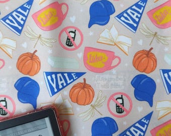 Funda para Kindle «Club de Lectura» | Inspirada en Gilmore Girls: Café y Libros | Estética otoñal para amantes de la lectura | Funda acolchada suave para lectores