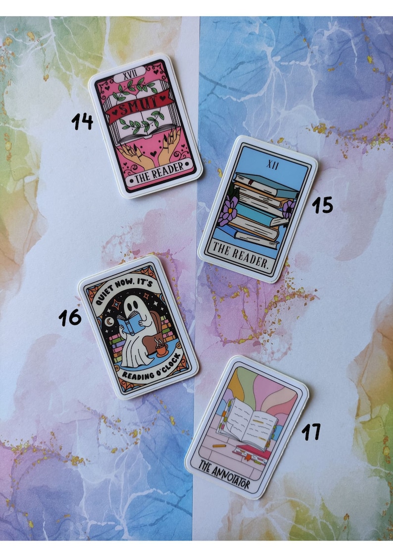 K&ouml;nnte beinhalten: Vier farbige Aufkleber mit einem Tarotkarten-Motiv. Die Aufkleber zeigen Illustrationen eines Geistes, der ein Buch liest, einer Hand, die ein Buch h&auml;lt, eines Stapels B&uuml;cher und eines ge&ouml;ffneten Buches mit einem Bleistift. Der Text auf den Aufklebern lautet "Quiet now. It's reading o'clock", "The Reader", "The Reader", und "The Annotator".