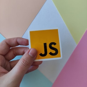 Peut inclure: Un autocollant jaune avec les lettres "JS" en noir.