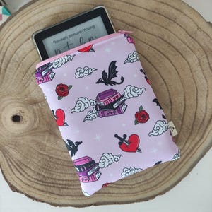 Rękaw na książkę Romantasy | Przytulna okładka czytnika e-booków ze smokami i koronami | Wyściełane etui na Kindle'a dla miłośników fantasy