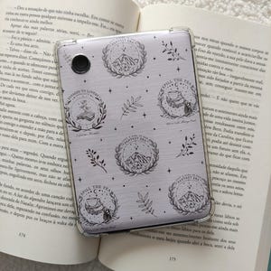 Wkładka Kindle Romantasy | Dekoracja czytnika e-booków z epoki fantasy | Klub książki „Wrogowie i kochankowie” – estetyka | Wkładka do etui Kobo/Kindle | Akcesorium książkowe
