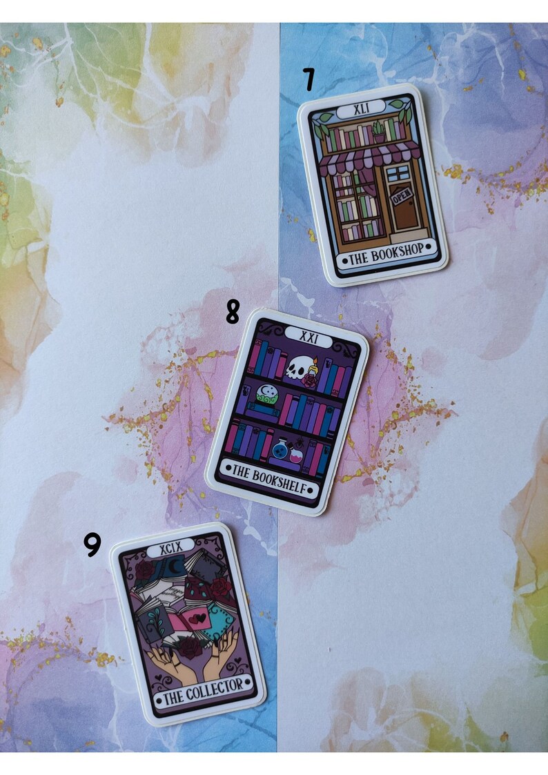 K&ouml;nnte beinhalten: Drei Tarotkarten-Aufkleber mit violetten, rosa und blauen Designs. Die Karten sind mit 7, 8 und 9 nummeriert. Die Kartentitel lauten "The Bookshop", "The Bookshelf" und "The Collector".