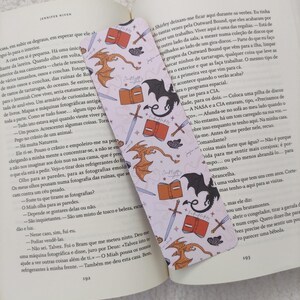 Zakładka cytatu Romantasy | Inspirowane „To the Stars” i Dragon Rider | Prezent dla miłośnika książek fantasy | Książkowa zakładka do przytulnych lektur
