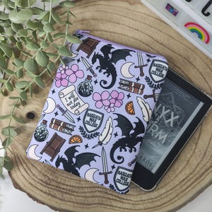 Rękaw na książkę Romantasy | Okładka Kindle inspirowana Dragon Academy | Przytulna saszetka na zamek Violet & Wings Cozy Bookish