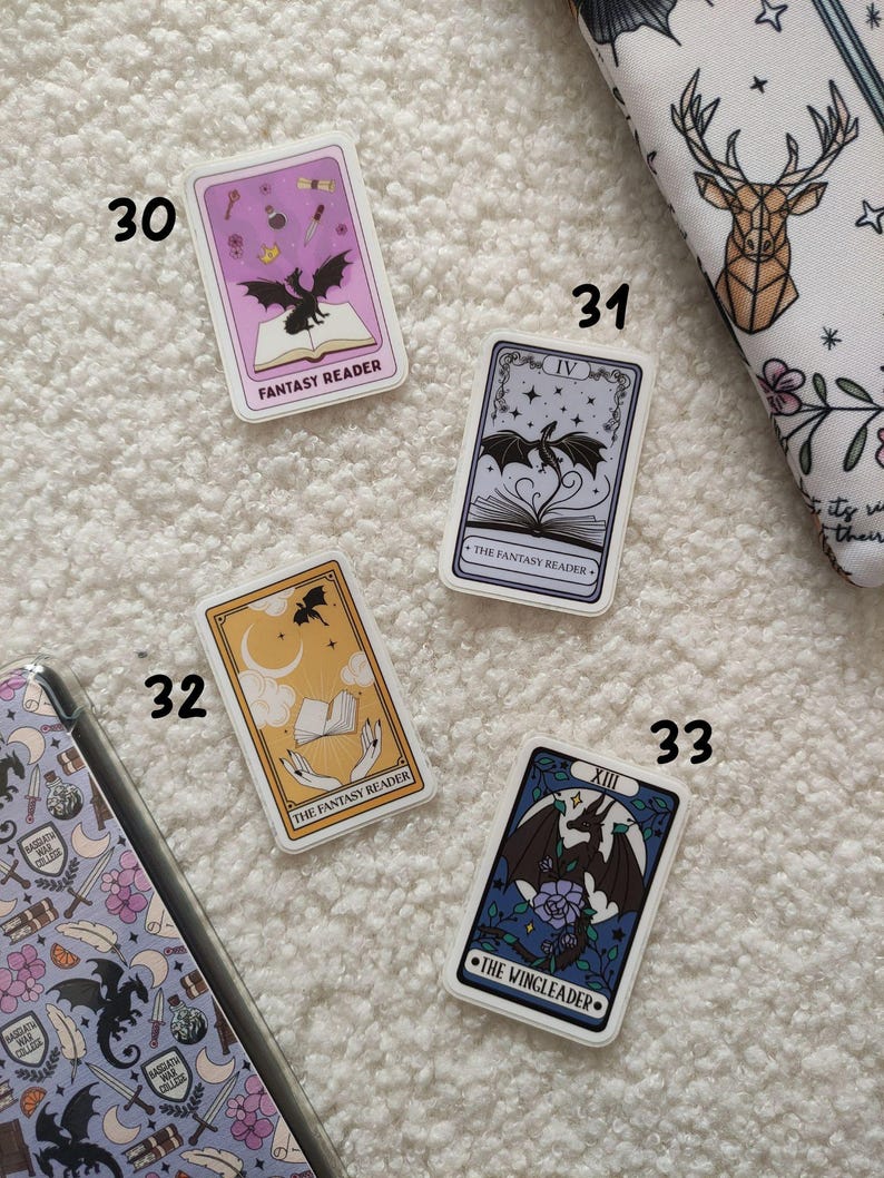 K&ouml;nnte beinhalten: Vier Aufkleber mit Illustrationen von Drachen und dem Text "The Fantasy Reader" und "The Wingleader".