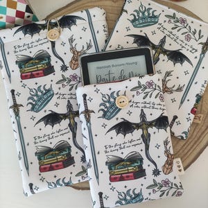 Romantyczna koperta na książkę „Smok” z cytatem | Okładka Kindle'a Dragon & Sword | Fantastyka „Do Gwiazd” | Przytulny prezent dla miłośników książek | Jeździec smoka