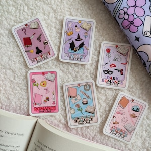 Pegatinas de género del club de lectura | Pegatinas de vinilo con cartas del Tarot de Bookish | Regalo del lector | Fantasía, romance, misterio y más | Accesorios para amantes de los libros