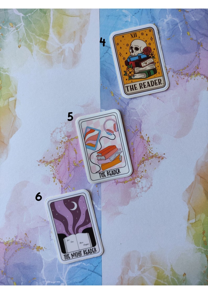 K&ouml;nnte beinhalten: Drei illustrierte Tarotkarten-Aufkleber mit rosa, lila und gelbem Hintergrund. Die Aufkleber zeigen den Text "The Reader" und "The Night Reader".