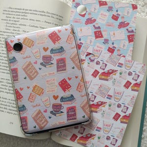 Pode incluir: Uma capa transparente para telemóvel com fundo branco e um padrão repetido de livros, chávenas de café e corações. O texto nos livros inclui "Bookish", "Just One Chapter", "Lost", "Book Lover" e "Escape Reality Read a Book".