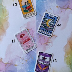 K&ouml;nnte beinhalten: Vier Tarotkarten-Aufkleber mit bunten Illustrationen und Text. Die Karten sind mit 10, 11, 12 und 13 nummeriert. Der Text auf den Karten lautet "The Reader", "The Mood Reader", "The Good Girl" und "Enemies to Lovers".