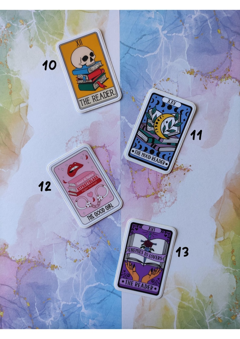 K&ouml;nnte beinhalten: Vier Tarotkarten-Aufkleber mit bunten Illustrationen und Text. Die Karten sind mit 10, 11, 12 und 13 nummeriert. Der Text auf den Karten lautet "The Reader", "The Mood Reader", "The Good Girl" und "Enemies to Lovers".