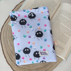 Soot Sprite-inspirerat bok- och e-läsarfodral – Nyckfullt bokskydd | Bokinspirerad present | Tillbehör för animeälskare
