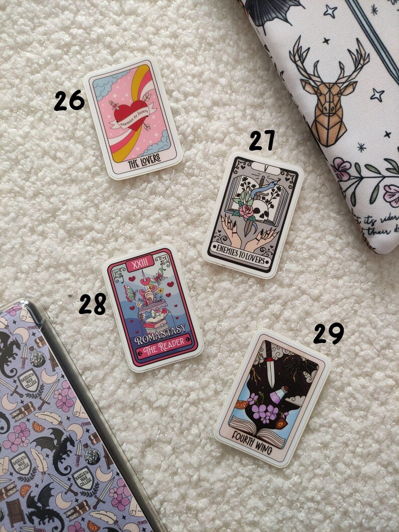 K&ouml;nnte beinhalten: Neun Tarot-Karten-Aufkleber mit bunten Illustrationen und Text. Die Karten sind von 26 bis 29 nummeriert. Die Karten zeigen Bilder von Liebenden, Feinden zu Liebenden, einem Tarotleser und einem vierten Fl&uuml;gel.
