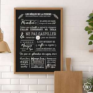 Könnte beinhalten: Schwarze Tafel mit weißem Text, der die Regeln der Küche beschreibt, geschrieben in Arabisch und Französisch. Der Text enthält Sätze wie "Bismillah", "S'asseoir", "Manger", "Ne pas gaspiller" und "Alhamdulillah".