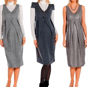 Op de afbeelding: Drie vrouwen dragen verschillende jurken. De jurk links is grijs en heeft een witte turtleneck eronder. De middelste jurk is grijs en heeft een wit, kort mouwig shirt eronder. De jurk rechts is zilver en heeft een zilveren ketting.