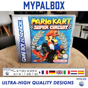 Può includere: Una cartuccia di gioco Game Boy Advance blu con una custodia in plastica trasparente. Il gioco è Mario Kart Super Circuit. La parte anteriore della cartuccia presenta un'immagine di cartone animato di Mario che guida un kart. Il testo "GAME BOY ADVANCE" è stampato sul lato della cartuccia. Il testo "MARIO KART SUPER CIRCUIT" è stampato sulla parte anteriore della cartuccia.