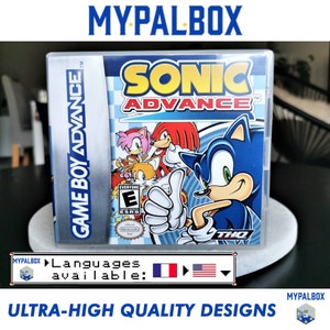 Può includere: Una cartuccia di gioco Game Boy Advance per Sonic Advance. La cartuccia è argentata con un'etichetta blu che presenta Sonic the Hedgehog e altri personaggi del gioco. L'etichetta include anche il titolo del gioco, "Sonic Advance", e il logo di Game Boy Advance. La classificazione ESRB "Everyone" è visibile sull'etichetta.
