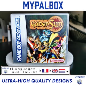 Może przedstawiać: Kaseta do gry Game Boy Advance do Golden Sun, gry RPG. Kaseta znajduje się w przezroczystym plastikowym pudełku z kolorowym obrazkiem postaci z gry na przodzie. Tekst "Golden Sun" jest wydrukowany złotymi literami na czerwonym tle. Tekst "Game Boy Advance" jest wydrukowany na boku kasety. Tekst "Dostępne języki: francuski, angielski, holenderski" jest wydrukowany pod kasetą.