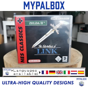 Puede incluir: Un cartucho de juego Game Boy Advance para Zelda II: The Adventure of Link. El cartucho es rojo y negro con una imagen de una espada en la parte delantera. El texto "NES Classics+" está en el lado izquierdo del cartucho. El texto "ZELDA II TM" está en la parte superior del cartucho. El texto "GAME BOY ADVANCE" está en la parte superior derecha del cartucho. El texto "The Adventure of LINK" está en el centro del cartucho. El texto "Nintendo" está en la parte inferior del cartucho. El texto "3+" está en la parte inferior derecha del cartucho.