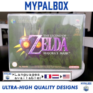 Op de afbeelding: Een transparante plastic doos met een Nintendo 64-spelcartridge erin. De game is The Legend of Zelda: Majora's Mask. De gamecase is in de PAL-versie en heeft een sticker op de voorkant met de tekst "Talen beschikbaar: Frans, Nederlands en Engels".